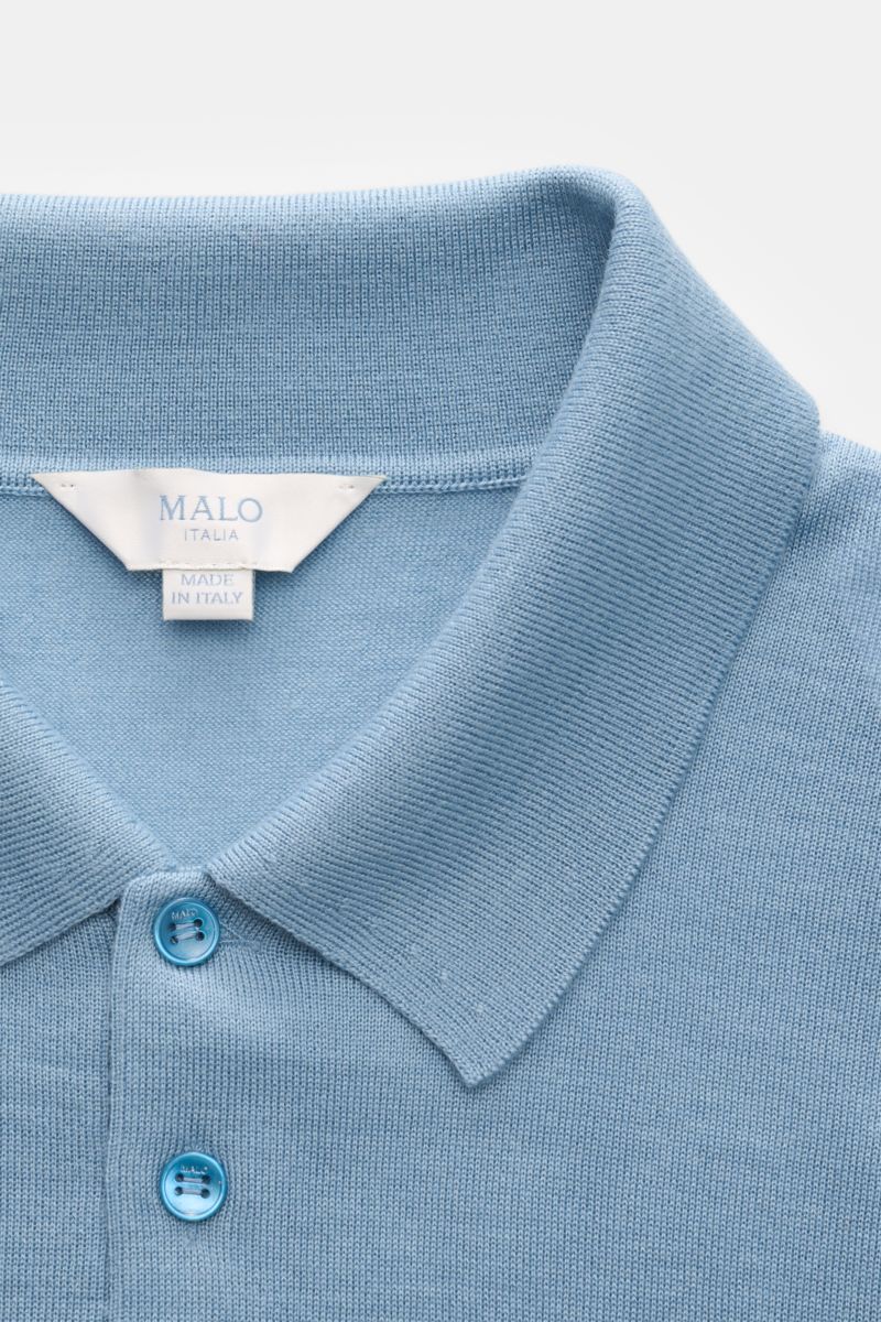 Close-up front view of Malo Knit polo smoky blue showing dress-shirt collar, smooth three-button placket, and fine knit fabric.

An everyday essential: This soft knit polo by MALO is made of fine fabric in cashmere and silk – a stylish piece for classi