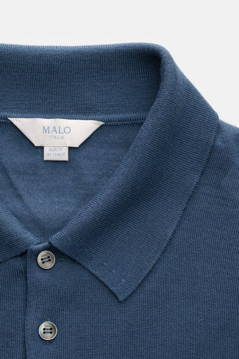 Close-up front view of Malo Knit polo grey-blue showing dress-shirt collar, smooth three-button placket, and fine knit texture.

An everyday essential: This soft knit polo by MALO is made of fine fabric in cashmere and silk – a stylish piece for classi