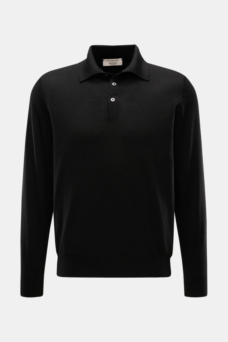 Front view of Fioroni Strickpolo schwarz, a black fine knit polo in pure wool with a soft feel, regular fit, tailored collar, three-button placket, and flexible ribbed cuffs.