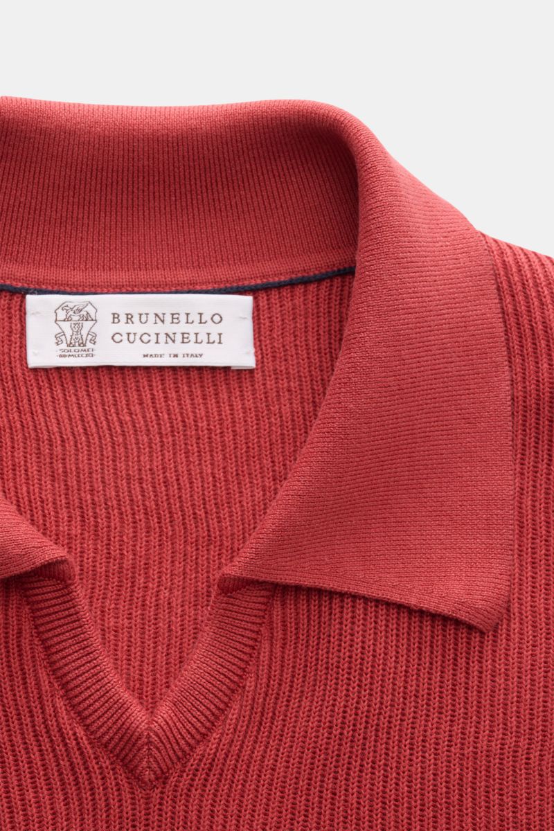 Brunello Cucinelli Kurzarm-Strickpolo rot, Nahaufnahme von oben, feines Strickbild, klassischer Polokragen, offene Kragenleiste, weiche Baumwolle.