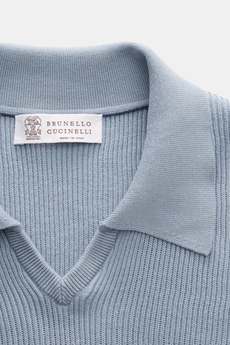 Brunello Cucinelli Kurzarm-Strickpolo rauchblau in Nahaufnahme von oben, reine Baumwolle, weicher Griff, klassischer Polokragen.