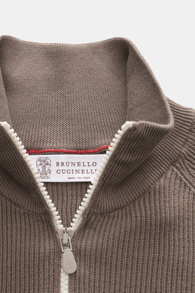 Close-up top-down view of Brunello Cucinelli Troyer taupe knit collar with zipper, showcasing fine cotton knit, soft touch, and contrast edges.

Casual-Eleganz auf höchstem Niveau: Der Troyer von BRUNELLO CUCINELLI aus edler Baumwollqualität überzeugt 