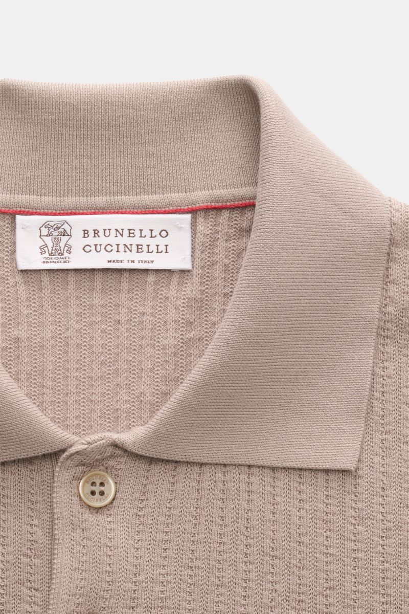 Close-up front view of Brunello Cucinelli Kurzarm-Strickpolo taupe showing classic collar, button, and ribbed cotton knit texture. Für souveräne Alltags-Eleganz: Das zeitlose Kurzarm-Strickpolo von BRUNELLO CUCINELLI überzeugt mit feinster, leichter Baumw