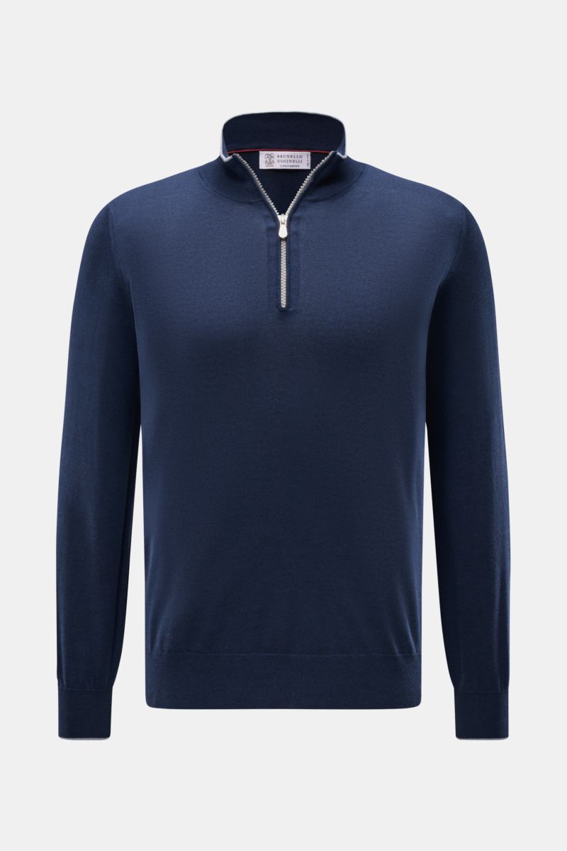 Front view of a navy Brunello Cucinelli Troyer with a half-zip collar, fine knit texture, and slim contrasting edges.

Sportives Freizeit-Essential von höchster Raffinesse: Der Troyer von BRUNELLO CUCINELLI aus exquisiter Cashmere-Seidenmischung verlei