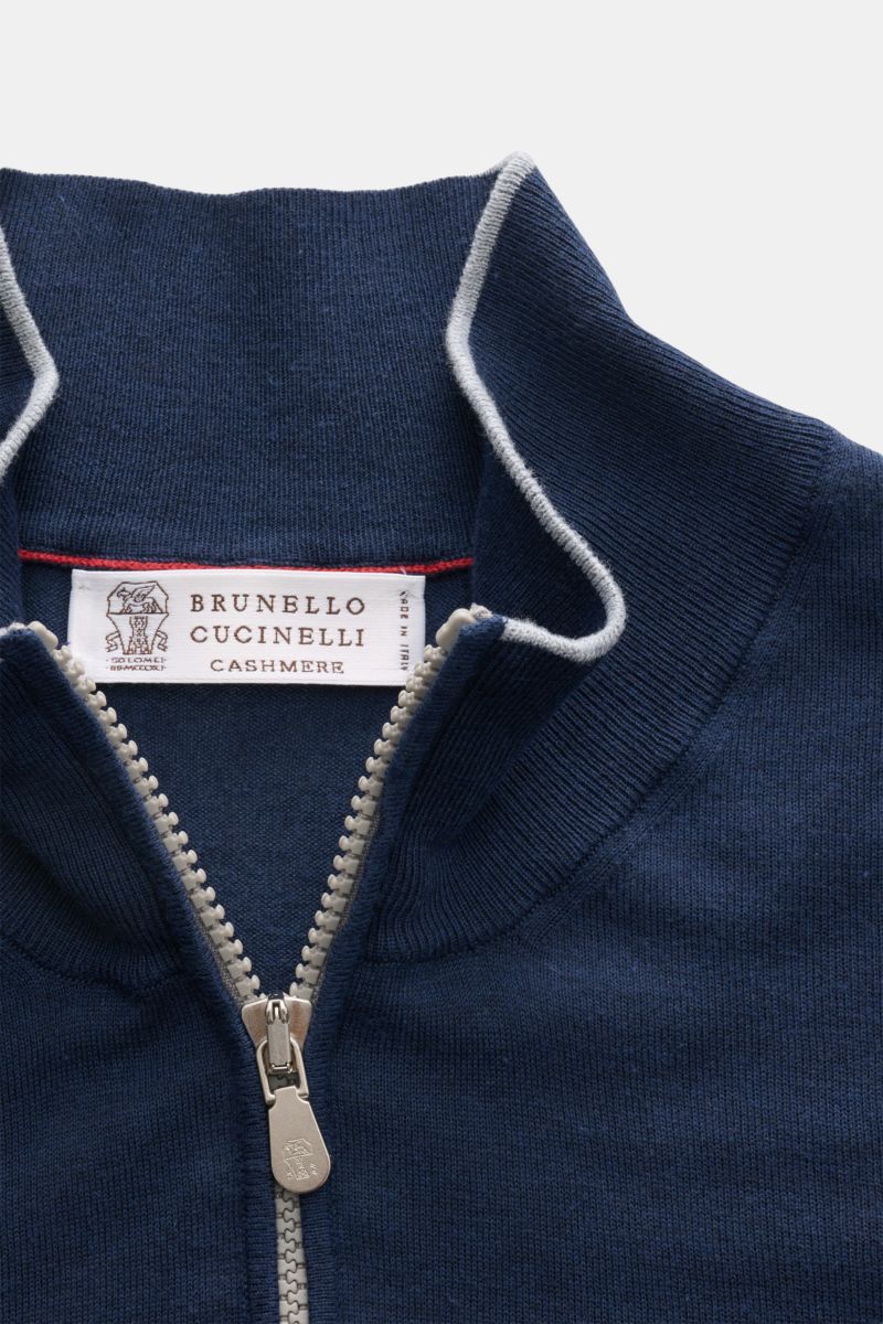 Close-up front view of the Brunello Cucinelli Troyer navy with zipper, showcasing fine knit, contrast edging, and soft cashmere-silk blend.

Sportives Freizeit-Essential von höchster Raffinesse: Der Troyer von BRUNELLO CUCINELLI aus exquisiter Cashmere