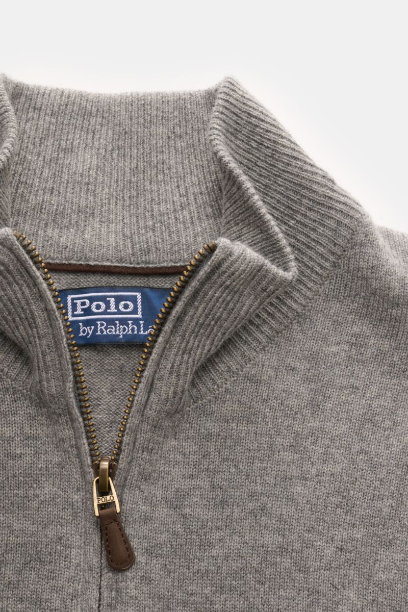 Polo Ralph Lauren Troyer grau meliert aus reiner, softer Wolle mit Slim Fit, Rollkragen, Reißverschluss, feinem Strickbild, elastischen Bündchen, Detailaufnahme von oben.