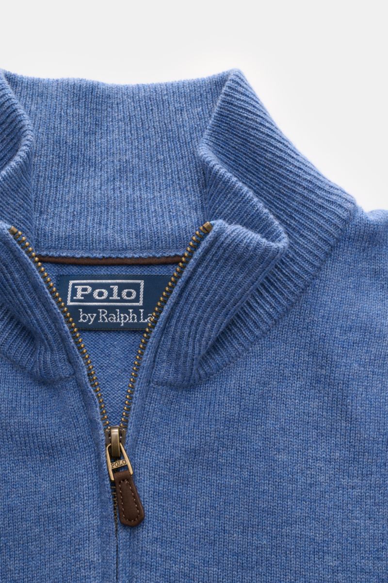 Polo Ralph Lauren Troyer blau meliert aus reiner, softer Wolle, Slim Fit, feines Strickbild, Rollkragen mit Reißverschluss, Detailaufnahme von oben.