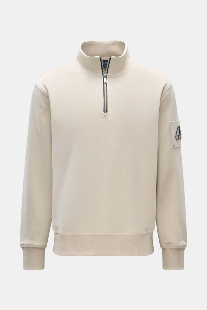 Front view of Moose Knuckles Sweat-Troyer 'Hartsfield' creme, made of pure cotton sweat with a soft feel, regular fit, high collar with zipper, typical metal logo on upper arm, and elastic rib cuffs.