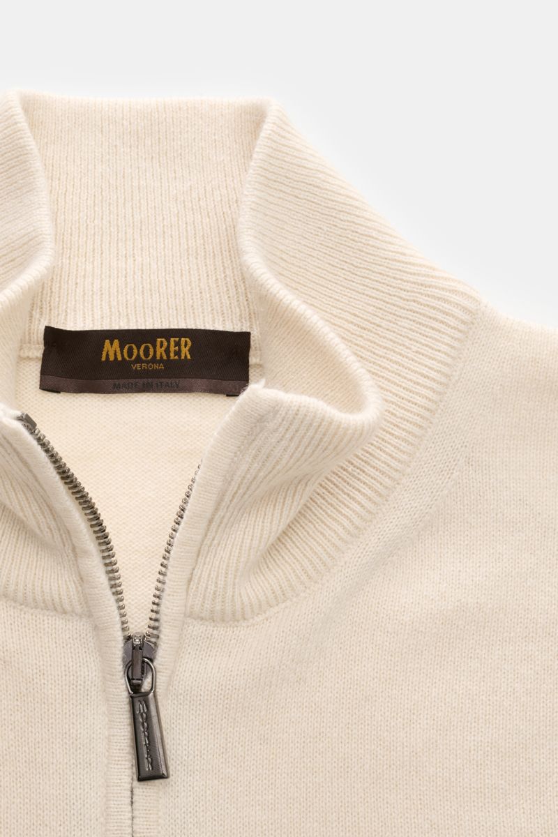 Close-up front view of the Moorer Half-zip jumper 'Terni' cream, showcasing the signature half-zip jumper collar with zip, fine knit, soft feel, cashmere and silk blend, slim fit, and flexible ribbed bands.