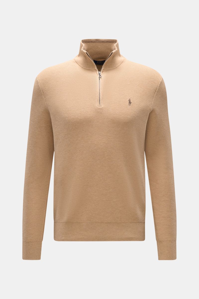 Polo Ralph Lauren Troyer camel meliert, frontale Nahaufnahme, Slim Fit, Troyer-Kragen mit Reißverschluss, reine Baumwolle, tonales Polospieler-Stitching, Rippbündchen, mittelfeines Strickbild.