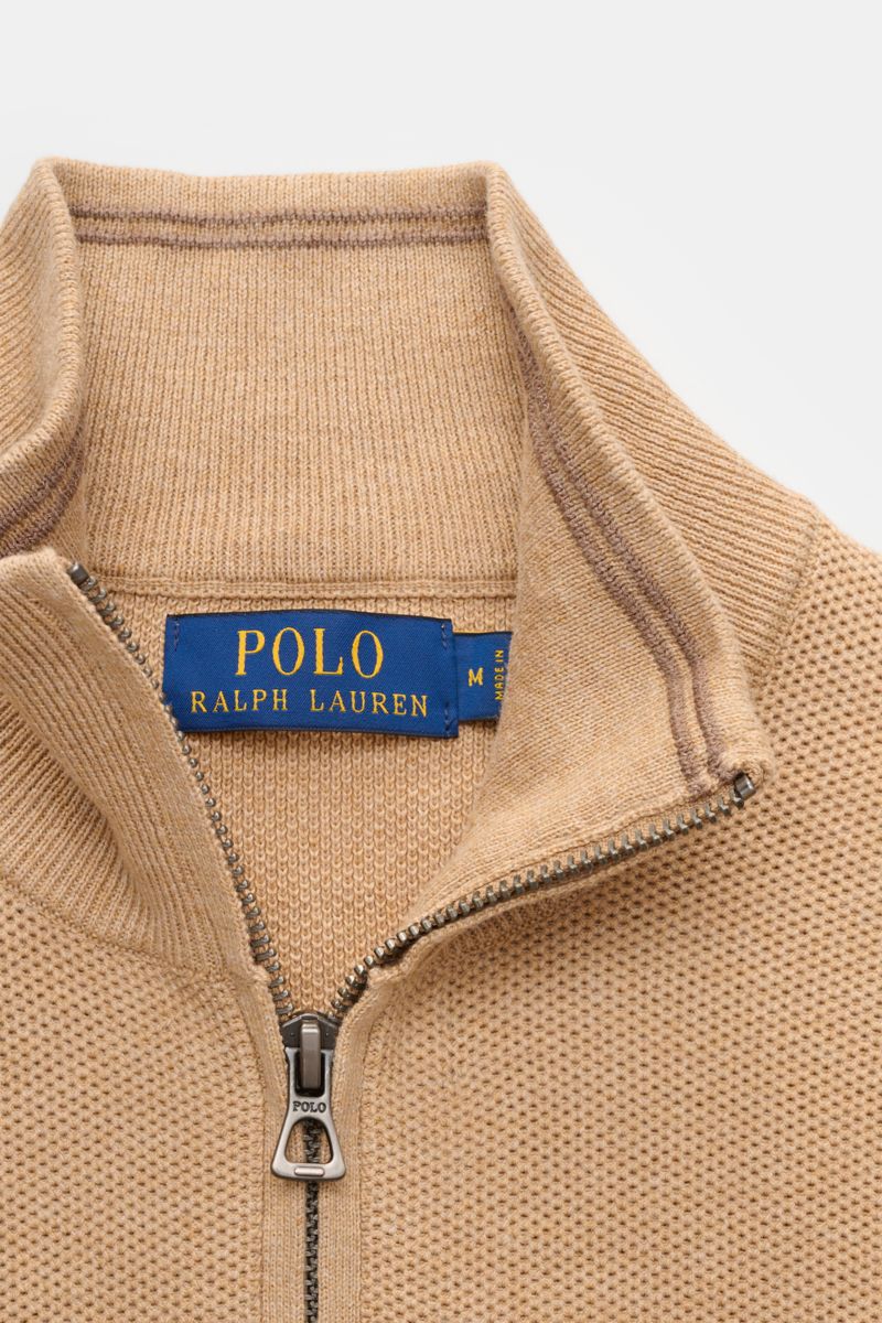 Polo Ralph Lauren Troyer camel meliert in Nahaufnahme von oben, mit Troyer-Kragen, Reißverschluss, Baumwolle, Slim Fit und tonalem Polospieler-Stitching.