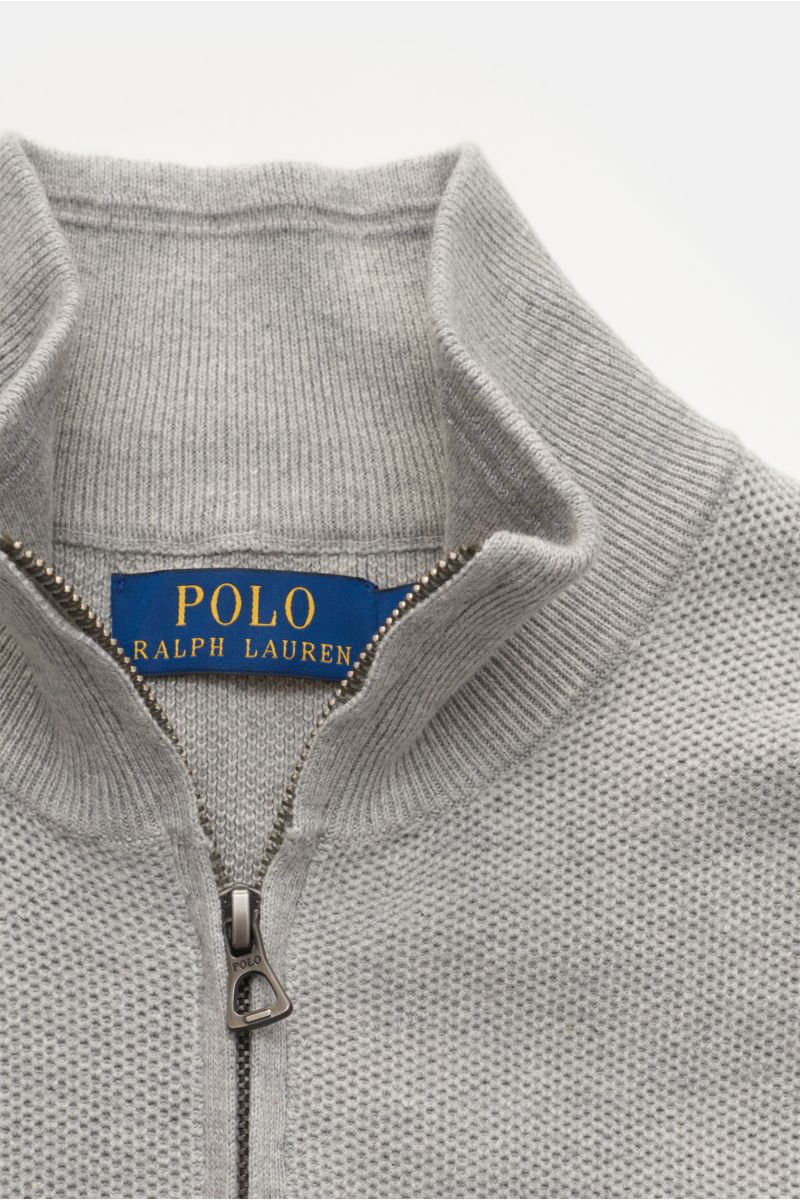 Polo Ralph Lauren Troyer grau aus reiner Baumwolle mit mittelfeinem Strickbild, Troyer-Kragen, Reißverschluss und Polospieler-Stitching, Detailfoto von oben.