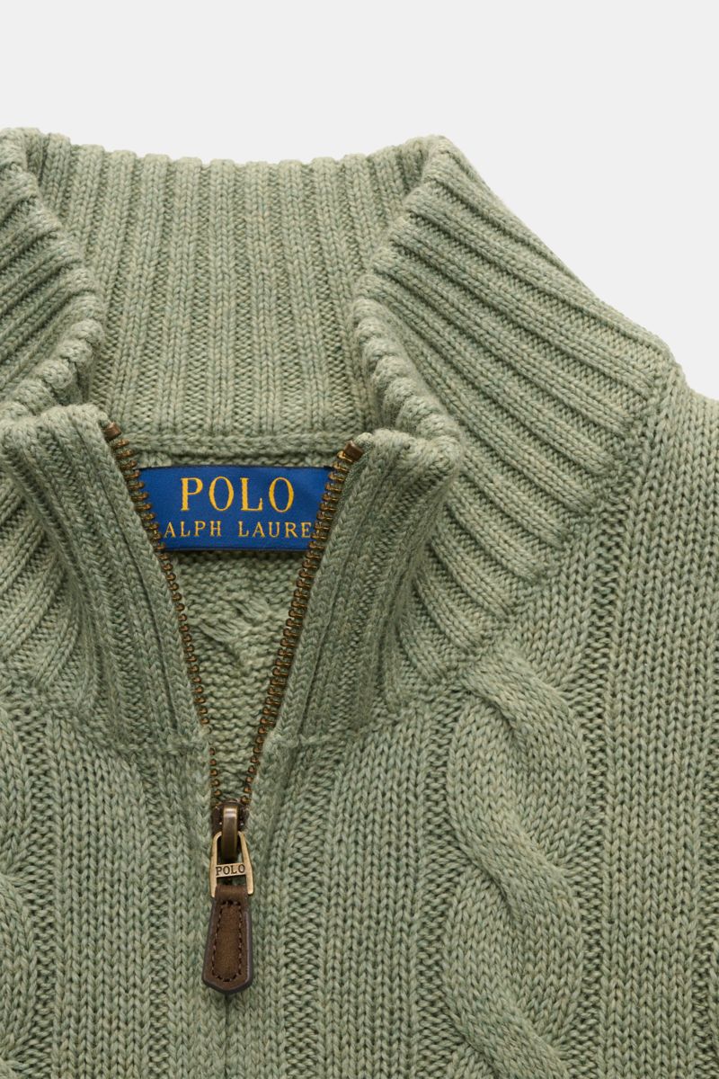 Nahaufnahme des mintgrünen Polo Ralph Lauren Troyers aus reiner Baumwolle mit Zopfstrickmuster, Reißverschluss und Polospieler-Stitching.