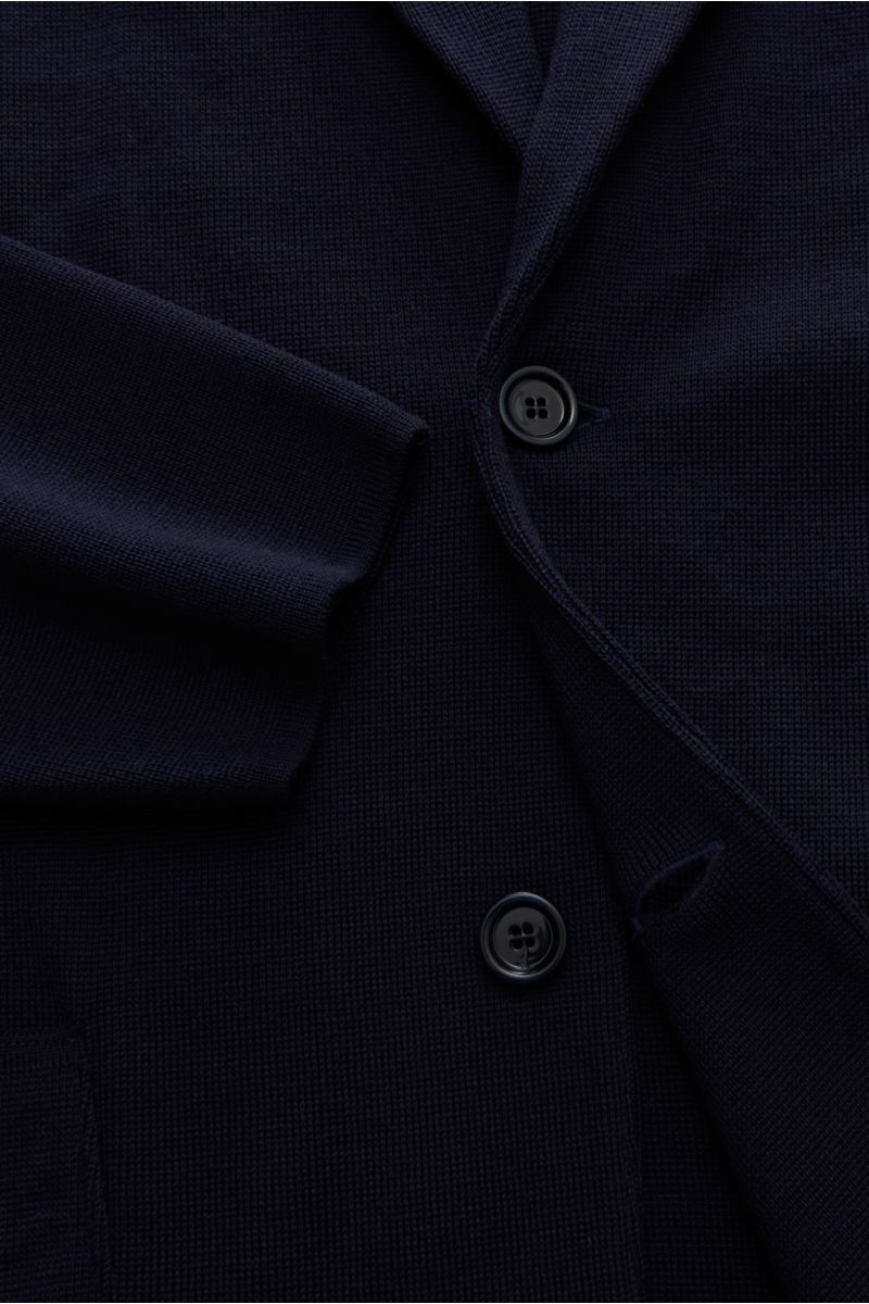 Lardini Strickblazer navy aus reiner Wolle, Slim Fit, taillierter Zwei-Knopf-Stil mit Revers und Blütenpin, Detailfoto von oben.