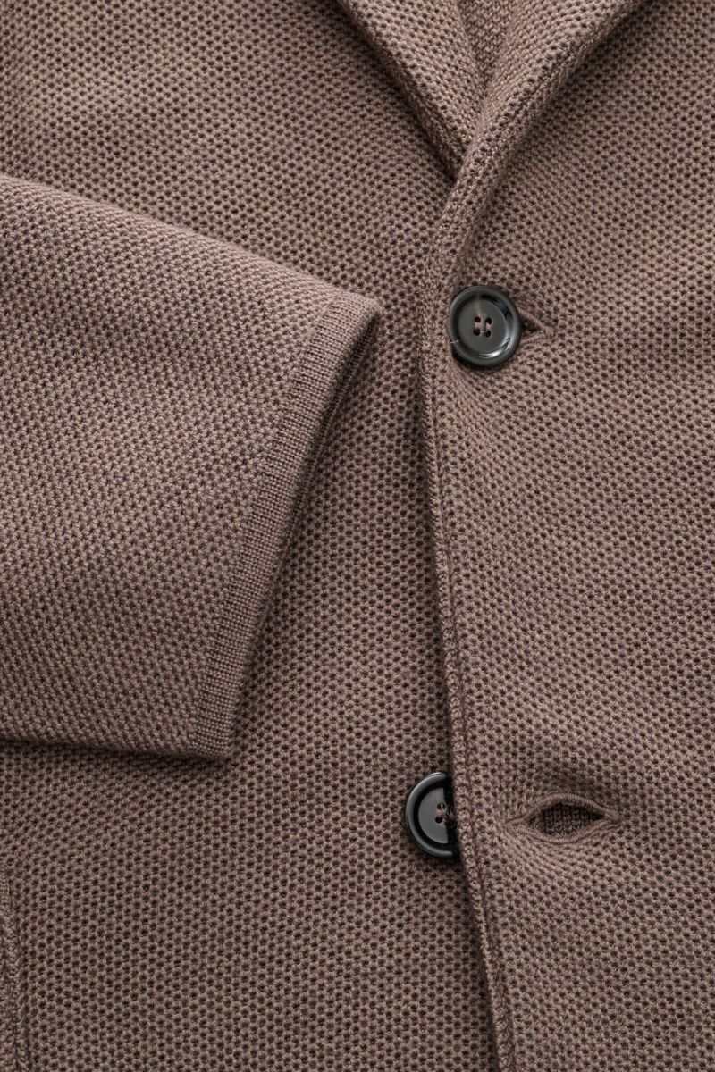 Nahaufnahme des Lardini Strickblazer graubraun aus tailliertem Slim Fit Strick mit Wolle, Seide, Cashmere, zwei Knöpfen und Blütenpin am Revers.