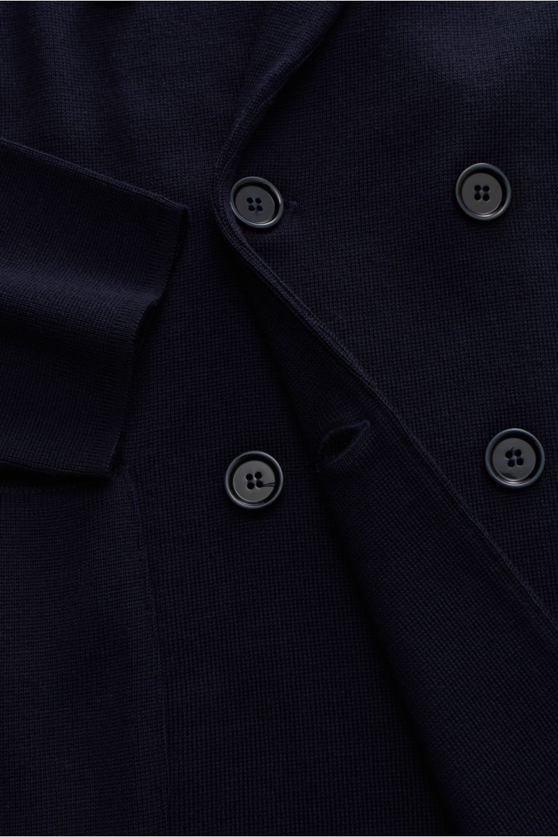 Nahaufnahme des Lardini Strickblazer navy in Slim Fit, zweireihig mit drei Knöpfen, Revers mit Blütenpin, aus weicher reiner Wolle.