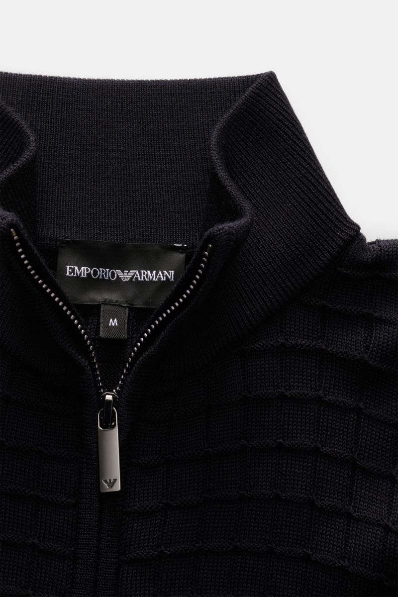 Close-up front view of Emporio Armani Strickjacke navy cardigan with ribbed stand collar, concealed zipper, and textured knit pattern.

Description: Für alle, die dezente Details und stilvolles Design schätzen: Diese Strickjacke von EMPORIO ARMANI komb