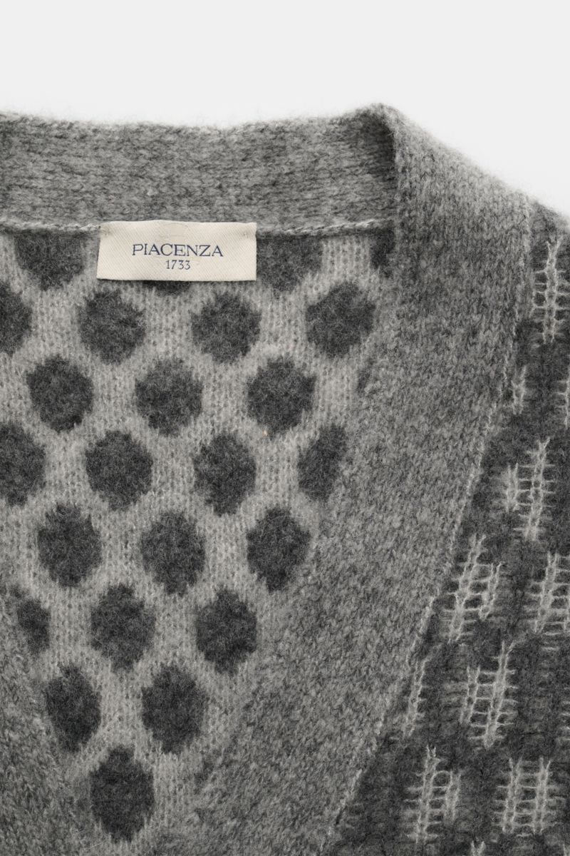 Piacenza 1733 Cardigan hellgrau/dunkelgrau gemustert, V-Ausschnitt, kontrastierendes Wabenmuster, feines Cashmere-Seide-Mix, Nahaufnahme von oben.