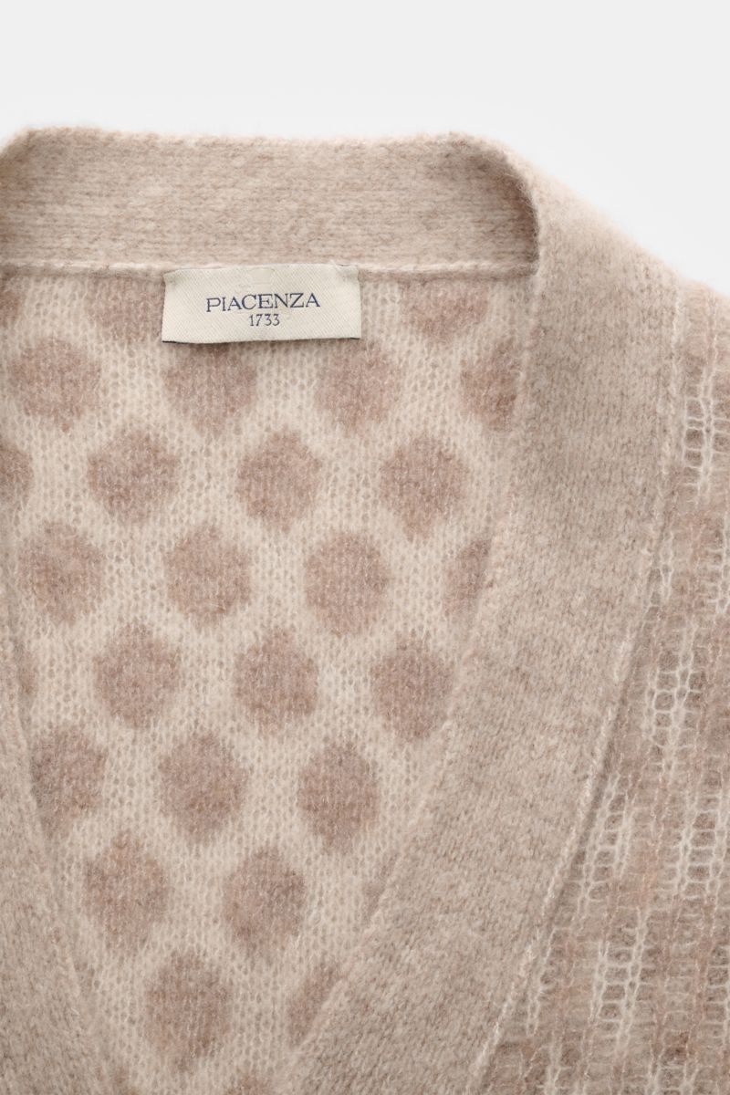 Nahaufnahme von Piacenza 1733 Cardigan hellbraun/beige gemustert mit V-Ausschnitt und kontrastierendem Wabenmuster, aus Cashmere, Seide, Microfaser.