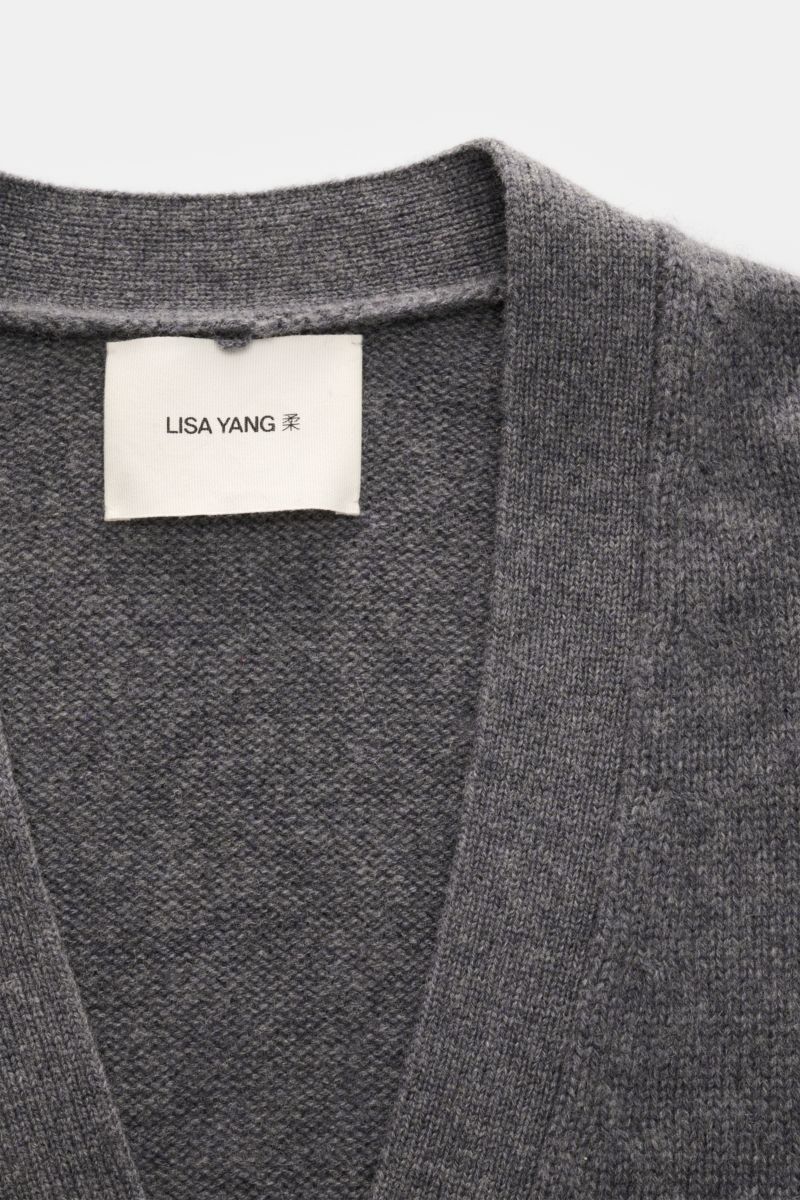 Nahaufnahme von Lisa Yang Cashmere Cardigan 'Wilson' grau meliert, reiner Cashmere, weicher Griff, mittelfeines Strickbild, V-Ausschnitt, Rippbündchen.