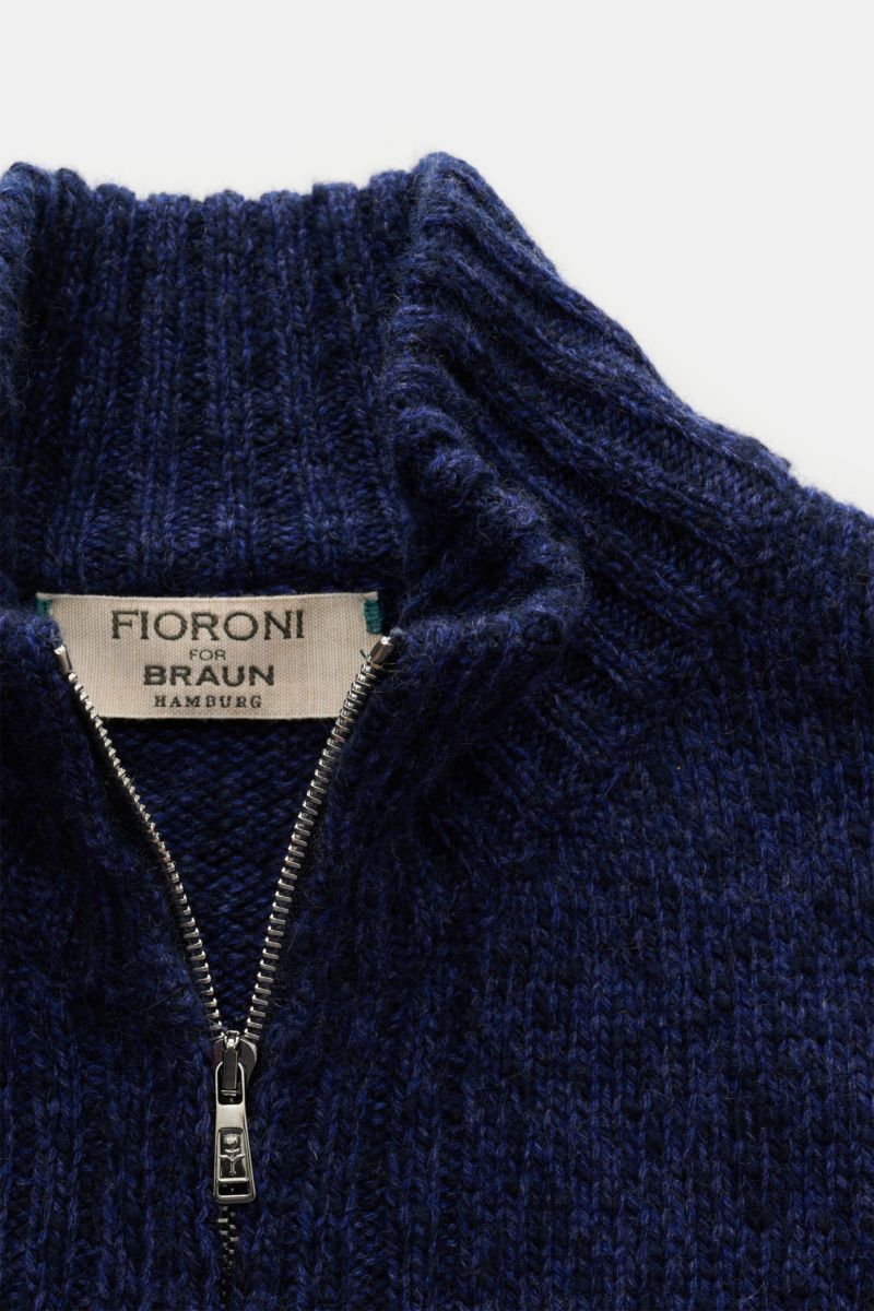 Nahaufnahme der Fioroni Cashmere Strickjacke navy meliert von oben, reiner Cashmere, sehr weicher Griff, mittelfeines Strickbild, leichter Bouclé-Effekt, Slim Fit, Zwei-Wege-Reißverschluss, schräge Hüfttaschen, flexible Rippbündchen.