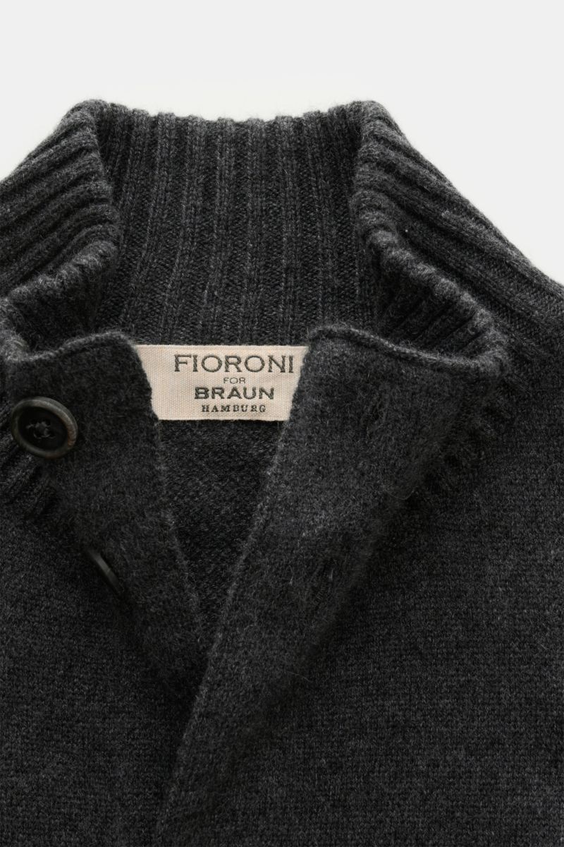 Fioroni Cashmere Cardigan dunkelgrau meliert, Nahaufnahme von oben, weicher Griff, feines Strickbild, Stehkragen, Lederknopfleiste, Regular Fit.