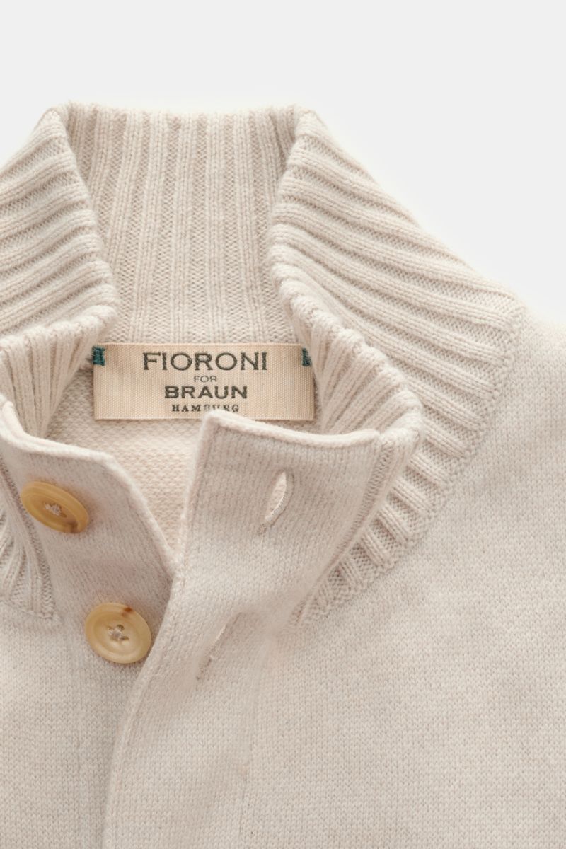 Nahaufnahme des Fioroni Cashmere Cardigan beige mit Stehkragen, glatter Knopfleiste und feinem Strickbild aus reinem Cashmere.