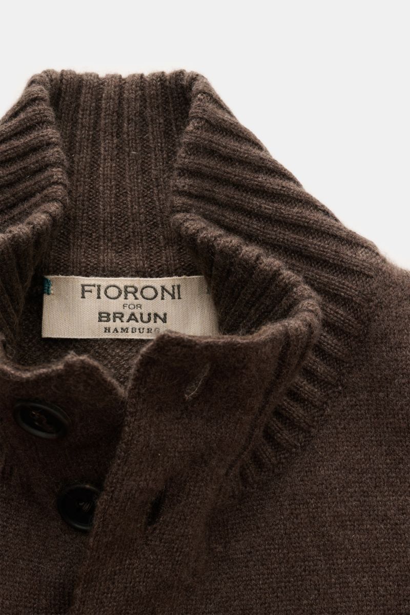 Close-up front view of the Fioroni Cashmere Cardigan dunkelbraun meliert showing ribbed stand collar, buttons, and fine knit texture.

Description: Luxuriöser Cashmere für kalte Tage: Mit seinem besonders angenehmen, wärmenden Material bringt Sie der z