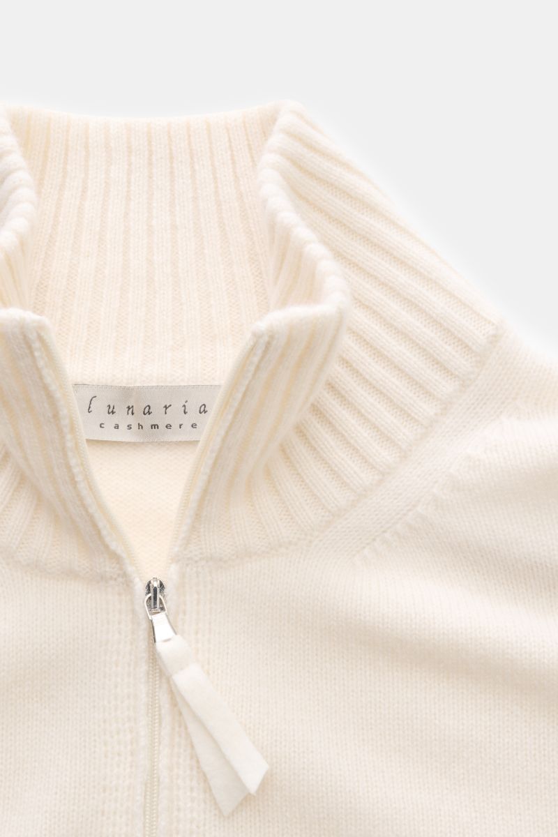 Lunaria Cashmere Cashmere Strickjacke offwhite in Nahaufnahme von oben, Stehkragen, feines Strickbild, Zwei-Wege-Reißverschluss, Rippbündchen