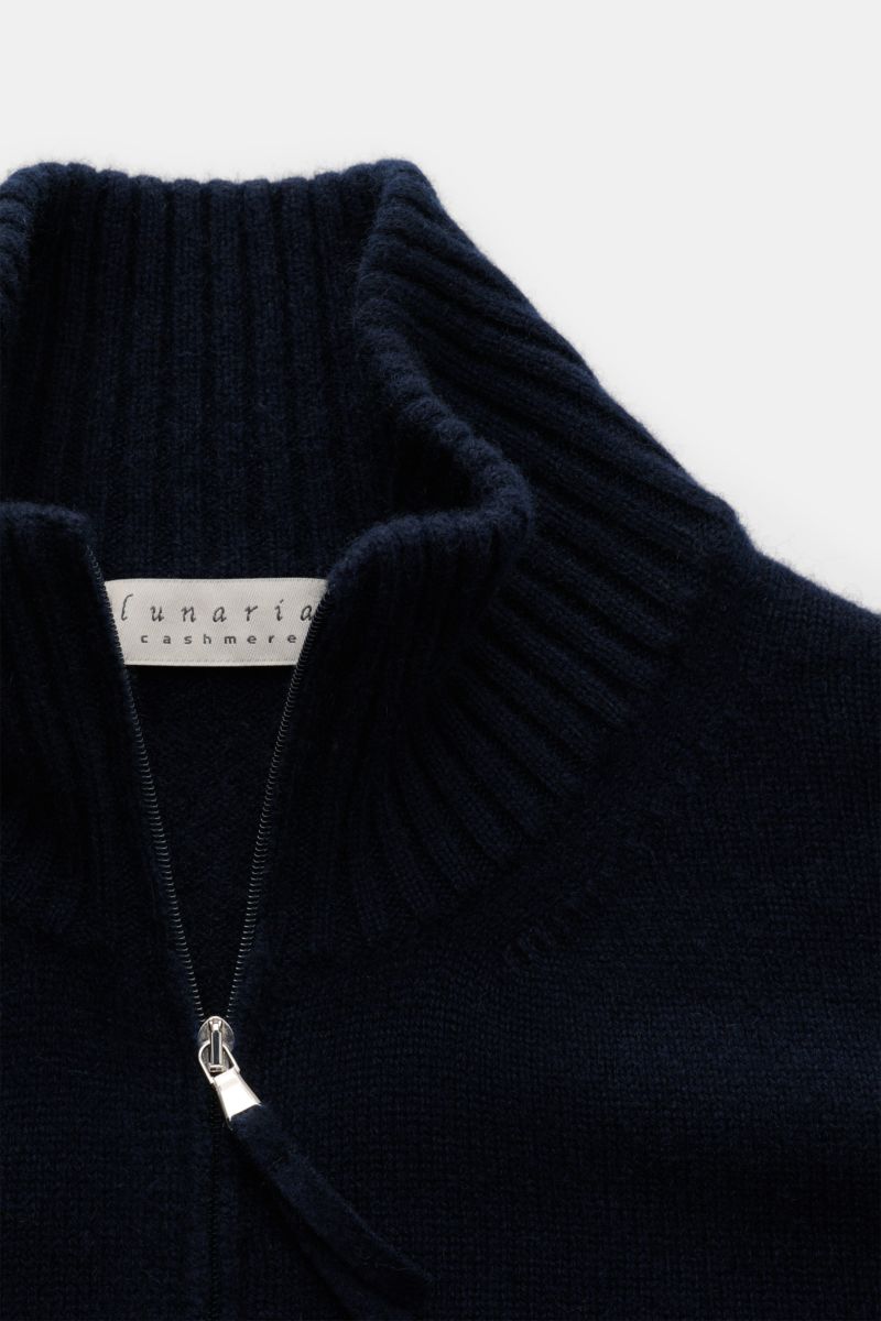 Nahaufnahme der Lunaria Cashmere Cashmere Strickjacke navy mit Stehkragen, Zwei-Wege-Reißverschluss und flexiblem Rippbündchen.