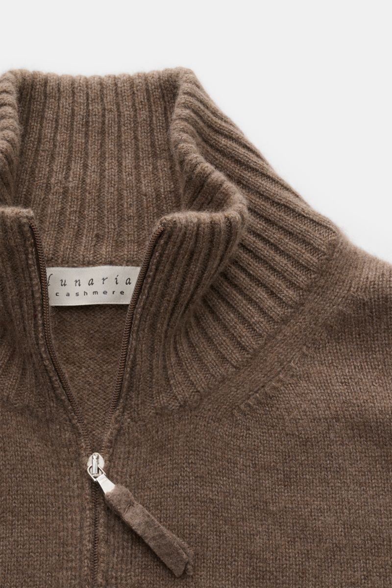 Nahaufnahme der graubraunen Lunaria Cashmere Cashmere Strickjacke mit Stehkragen, Zwei-Wege-Reißverschluss und flexiblem Rippbündchen.