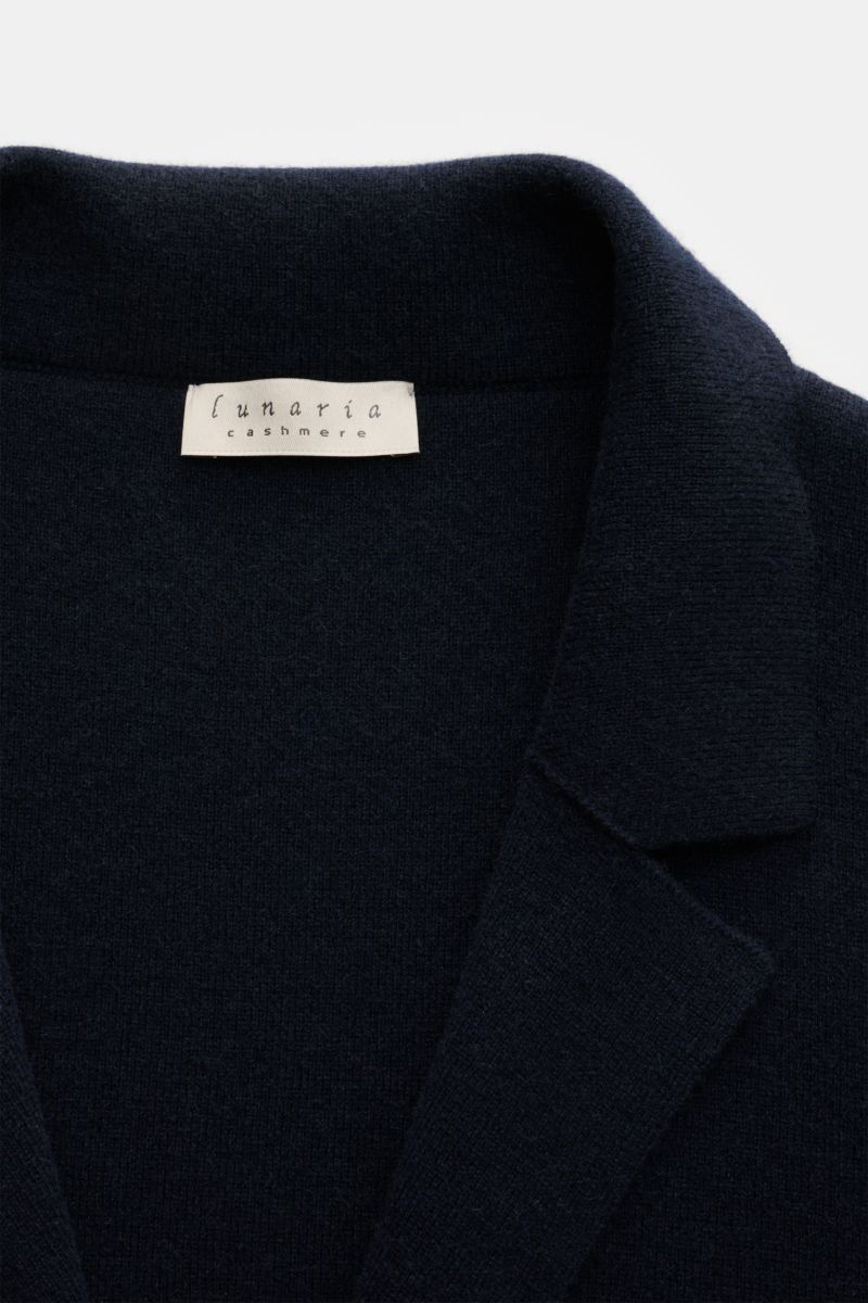 Nahaufnahme des Lunaria Cashmere Cashmere Cardigan navy mit Reverskragen aus weichem, feinem Strick und Label innen am Kragen, frontale Perspektive.