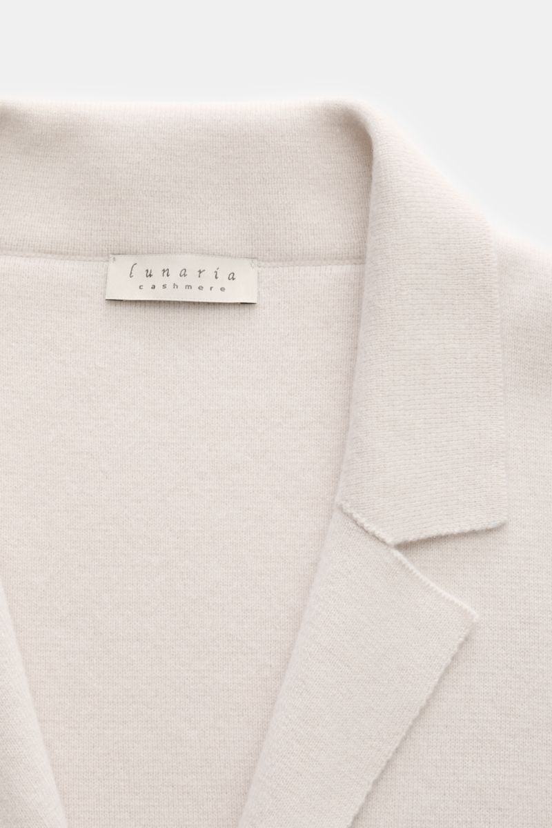 Nahaufnahme des Lunaria Cashmere Cashmere Cardigan sand mit feinem Strickbild, Reverskragen und weichem Griff aus reiner Cashmere, frontale Perspektive.
