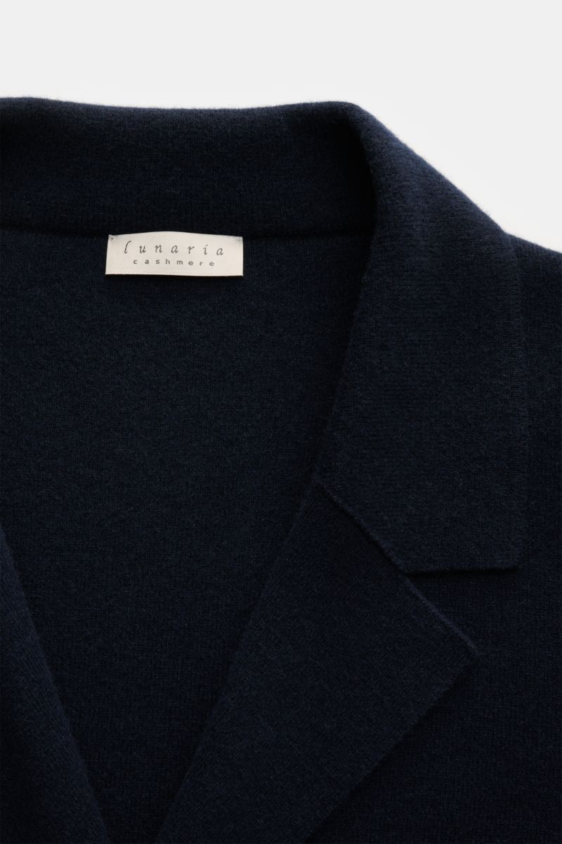 Lunaria Cashmere Cashmere Cardigan navy, zweireihig, Reverskragen, aufgesetzte Taschen, feiner Strick, weicher Griff, Nahaufnahme von oben.