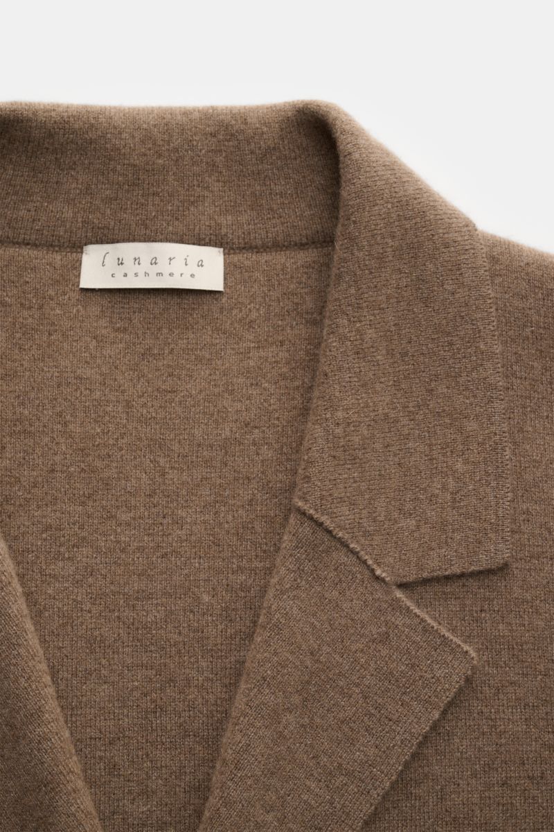 Nahaufnahme des Lunaria Cashmere Cashmere Cardigan graubraun meliert mit Reverskragen, feinem Strickbild, aus reiner, weicher Cashmerefaser.