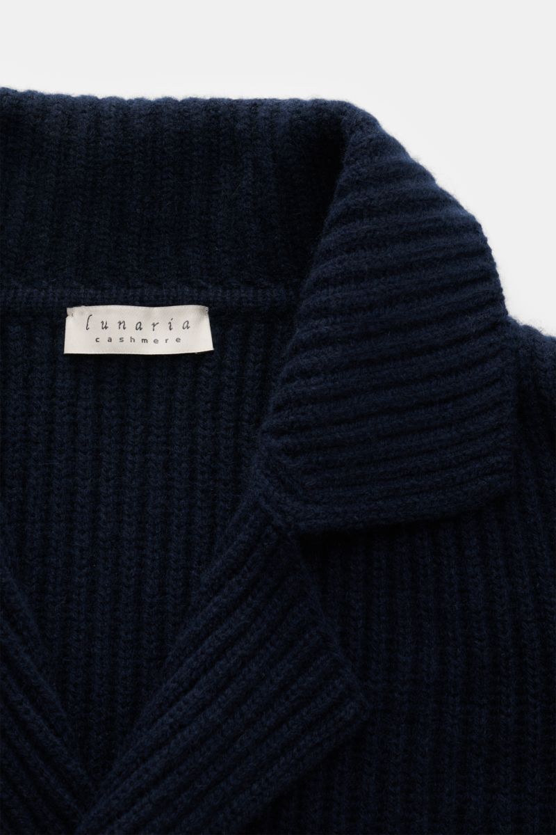 Lunaria Cashmere Cashmere Cardigan navy, Detailaufnahme von Reverskragen und weichem, voluminösem Patent-Strick aus reinem Cashmere.