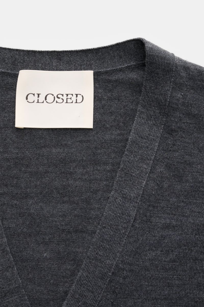 Close-up front view of Closed Feinstrick-Cardigan dunkelgrau meliert in fine wool knit with V-neck, slim fit, five-button placket, and ribbed cuffs.

Description: Dieser CLOSED Cardigan in Feinstrick-Qualität wurde aus reiner Wolle gefertigt ist ein lä