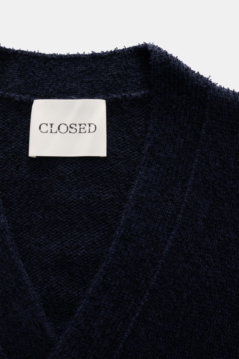 Close-up front view of the navy Closed Cardigan showing soft boucle knit, V-neck, and brand label inside the collar.

Description: Dieser relaxte Cardigan aus Baumwoll-Mix mit Wolle in Bouclé-Strick vom Hamburger Label CLOSED ist ein lässiger und styli