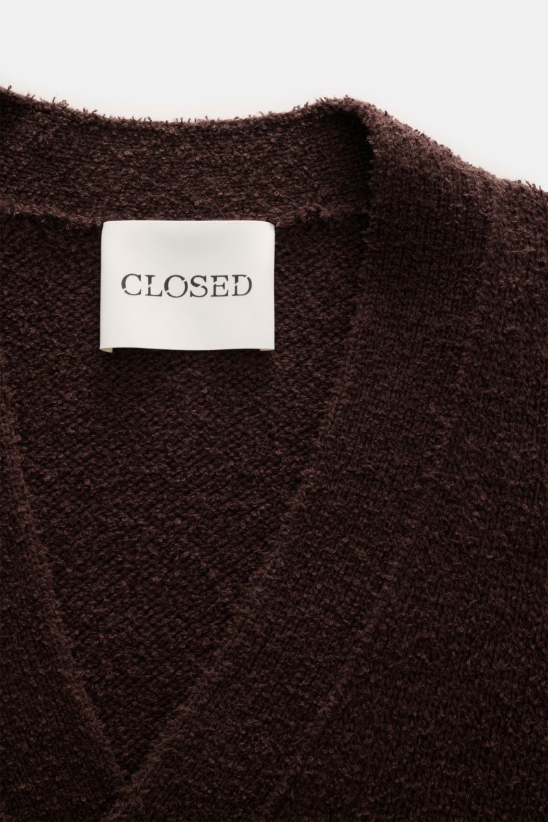 Closed Cardigan dunkelbraun von CLOSED, Nahaufnahme von V-Ausschnitt und Etikett, Bouclé-Strick aus Baumwolle und Wolle, weicher Griff, Regular Fit.