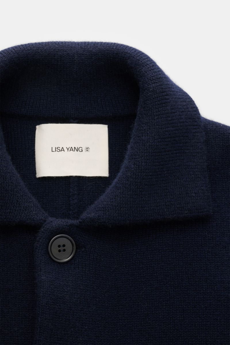 Lisa Yang Cashmere Cardigan 'Louis' navy, Nahaufnahme von Umlegekragen und Knopf, reiner Cashmere, schwer, weich, Slim Fit, mittelfein gestrickt.