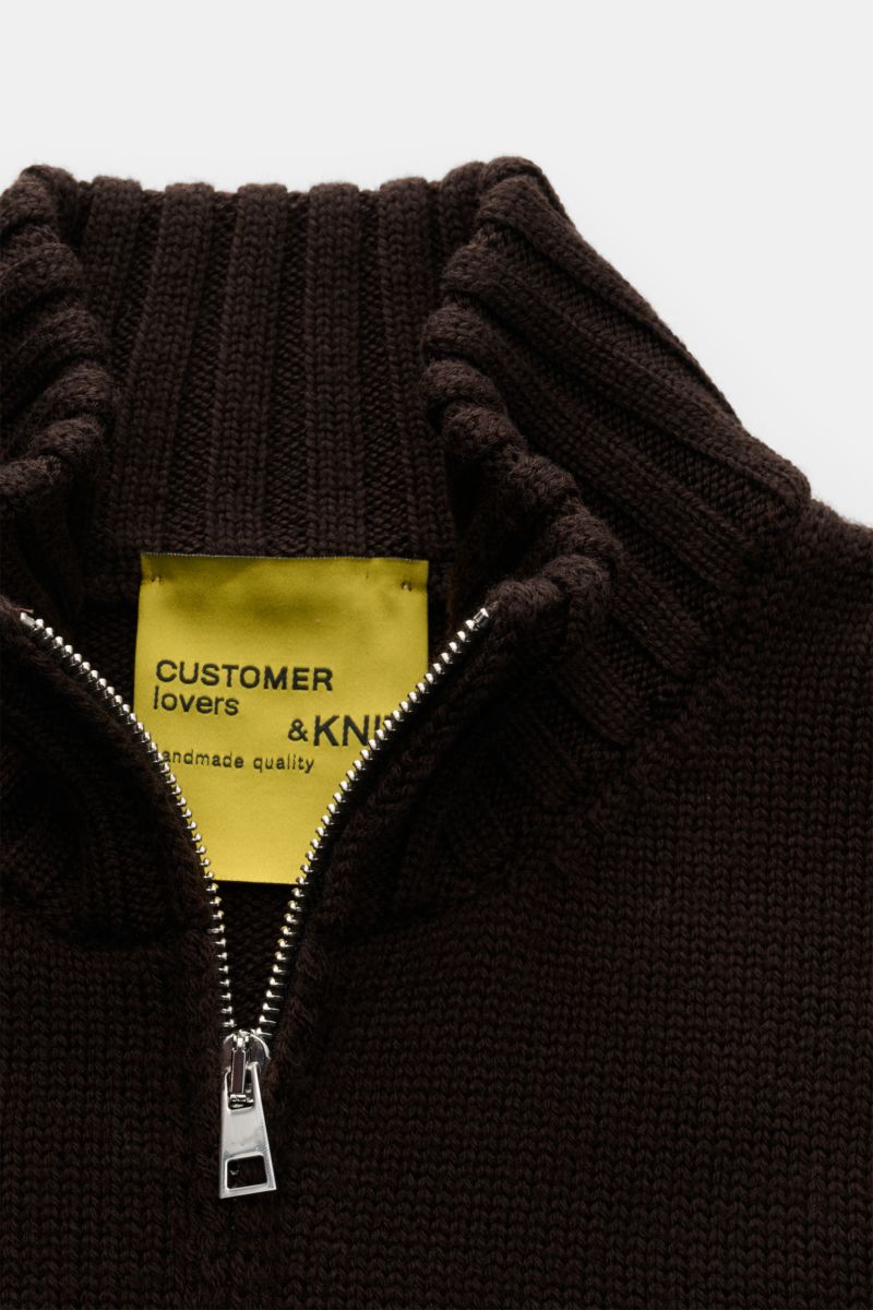 Nahaufnahme der B.F. Knitwear Merino Strickjacke dunkelbraun mit Stehkragen, Zwei-Wege-Reißverschluss und mittelgrobem Strickbild.