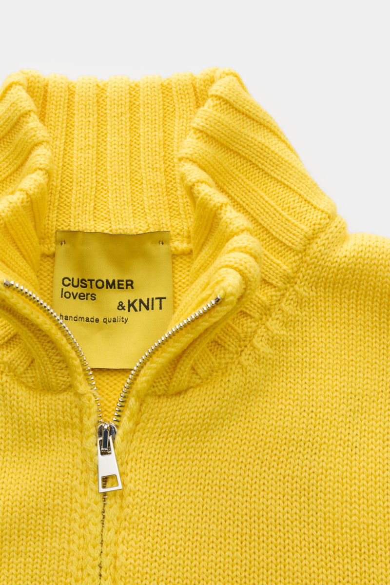 B.F. Knitwear Merino Strickjacke gelb, Slim Fit, aus reiner Merinowolle mit Stehkragen, Zwei-Wege-Reißverschluss, Rippbündchen, Detailfoto von oben.