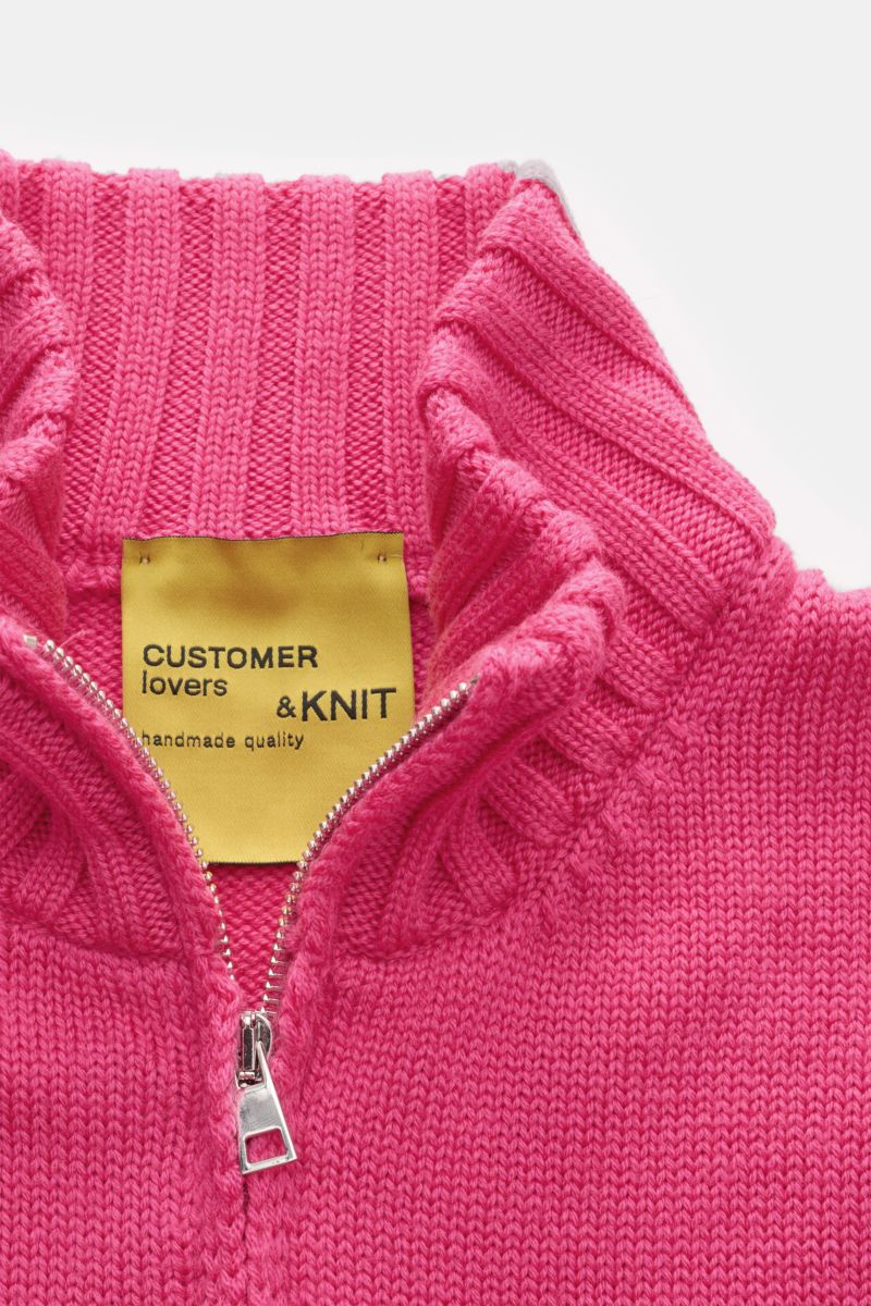 Nahaufnahme der B.F. Knitwear Merino Strickjacke magenta mit Slim Fit, Stehkragen, Zwei-Wege-Reißverschluss und weichem Merinowoll-Strick.