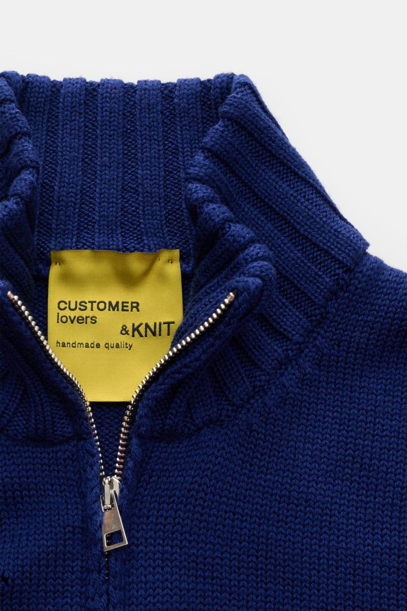 Nahaufnahme der B.F. Knitwear Merino Strickjacke dunkelblau mit hochschließendem Stehkragen, Zwei-Wege-Reißverschluss und mittelgrobem Strickbild.
