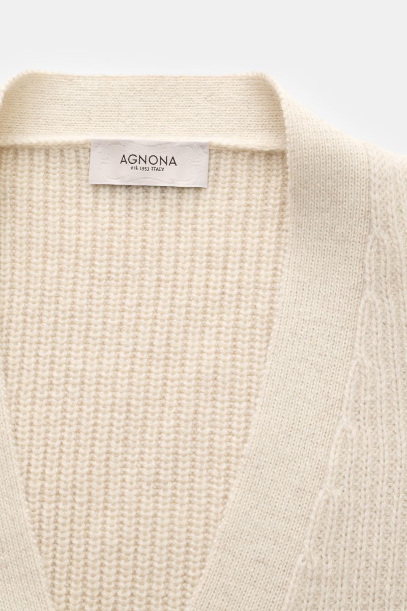 Agnona Cardigan creme aus Cashmere-Wolle-Seide-Mix, grobes Patentstrickmuster, Regular Fit, vier Knöpfe, Rippbündchen, Detailansicht von oben.