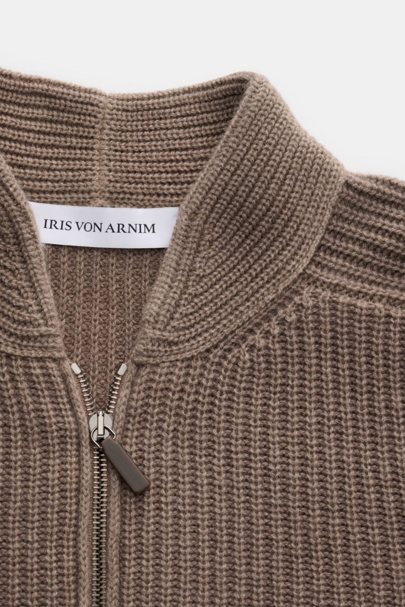 Close-up front view of Iris von Arnim Uomo Cashmere Strickjacke 'Curt' taupe, showing ribbed collar and zipper details.

Luxuriösen Komfort verspricht diese legere Strickjacke 'Curt' von IRIS VON ARNIM UOMO in grobem Rippstrickmuster aus geschmeidigem,