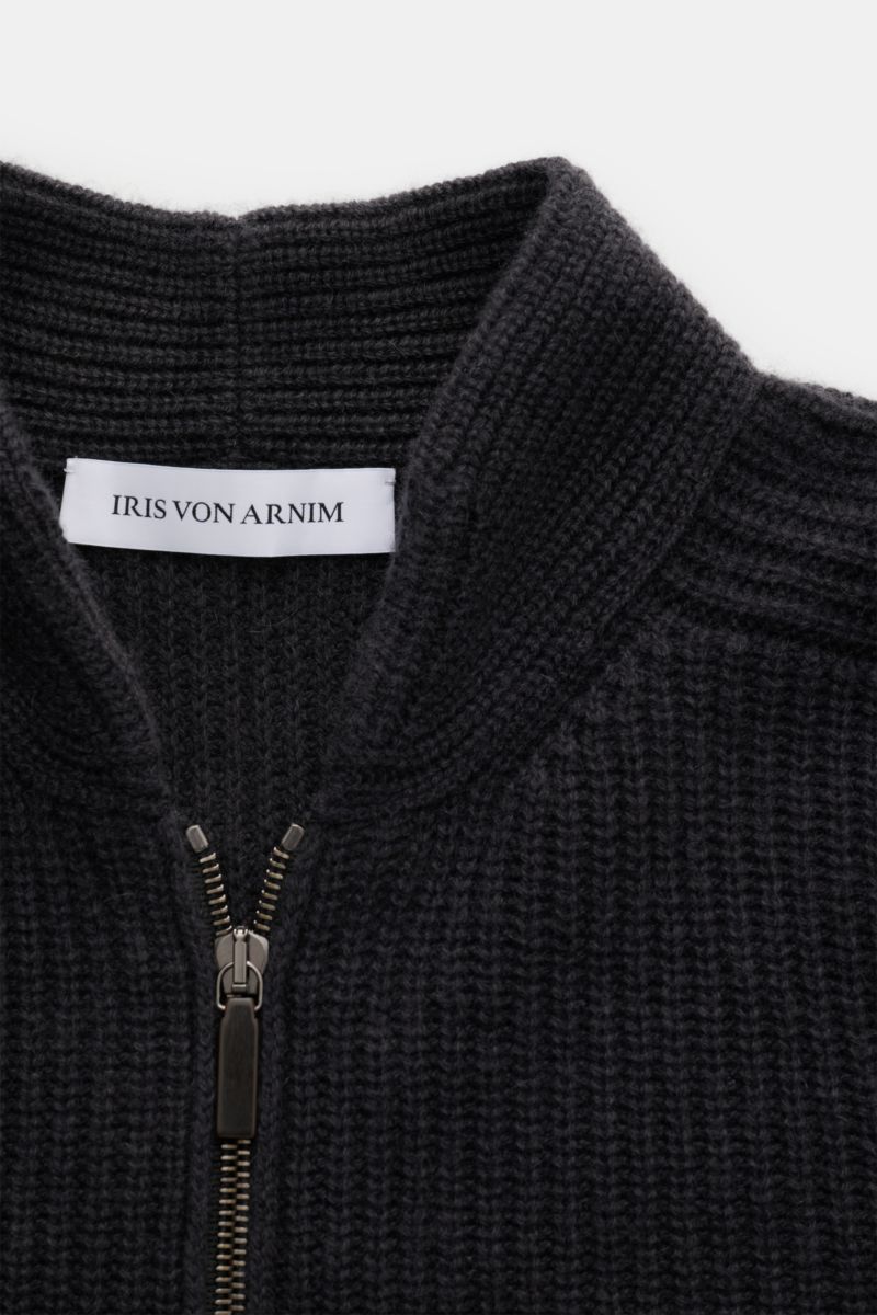 Close-up front view of the dark gray Iris von Arnim Uomo Cashmere Strickjacke 'Curt' showing its ribbed collar and two-way zipper. Luxuriösen Komfort verspricht diese legere Strickjacke von IRIS VON ARNIM UOMO in grobem Rippstrickmuster aus geschmeidigem,