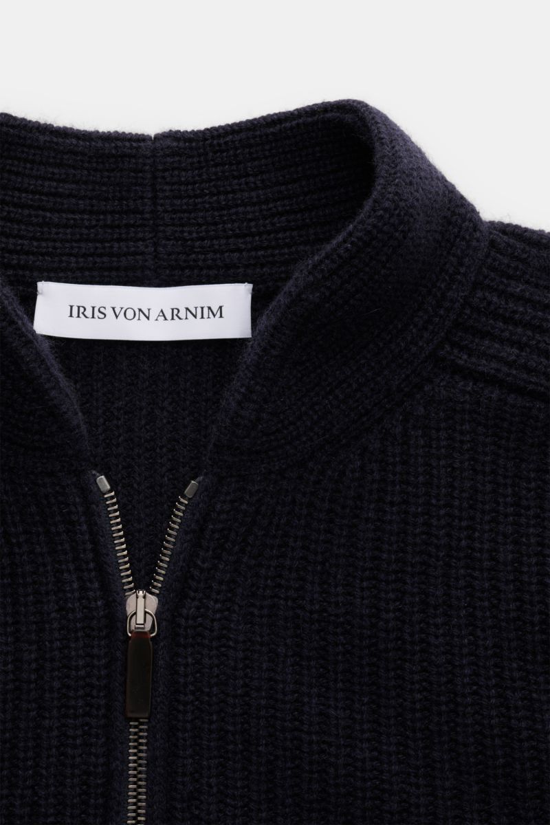 Close-up front view of Iris von Arnim Uomo Cashmere Strickjacke 'Curt' navy cardigan showing chunky ribbed texture, slim fit, zip, and stand collar. Luxuriösen Komfort verspricht diese legere Strickjacke 'Curt' von IRIS VON ARNIM UOMO in grobem Rippstrick