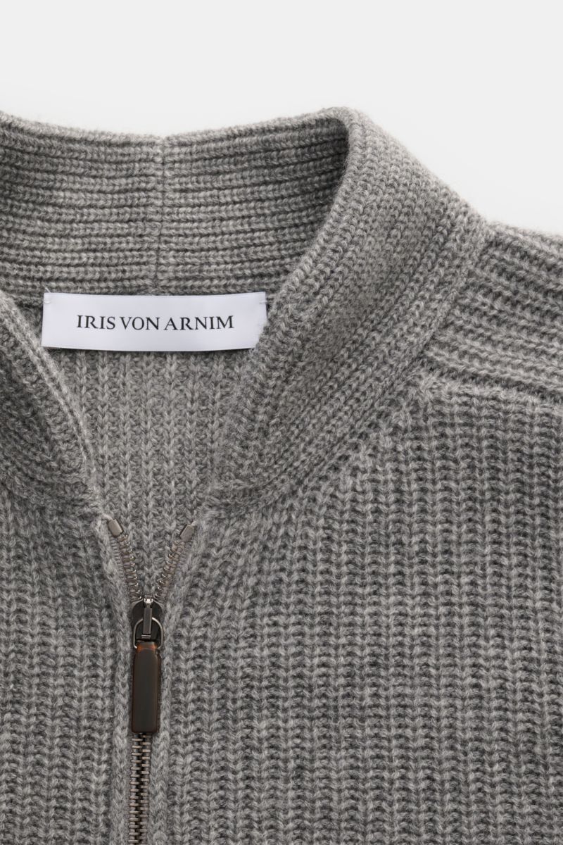 Close-up front view of Iris von Arnim Uomo Cashmere Strickjacke 'Curt' grau in coarse rib knit with stonewashed design, slim fit, stand collar, two-way zipper, and front pockets, promising luxurious comfort from pure soft cashmere. Luxuriösen Komfort vers