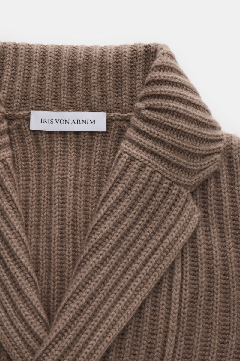Iris von Arnim Uomo Cashmere Rundhalspullover 'Arlington' taupe shown close-up from above, highlighting voluminous patent knit and ribbed collar with label. Kompromisslose Strickqualität – made to last: Der Rundhalspullover 'Arlington' vom renommierten